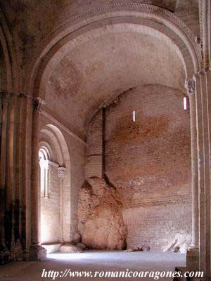 NAVE DEL TEMPLO Y MURO DEL CASTILLO ANTIGUO